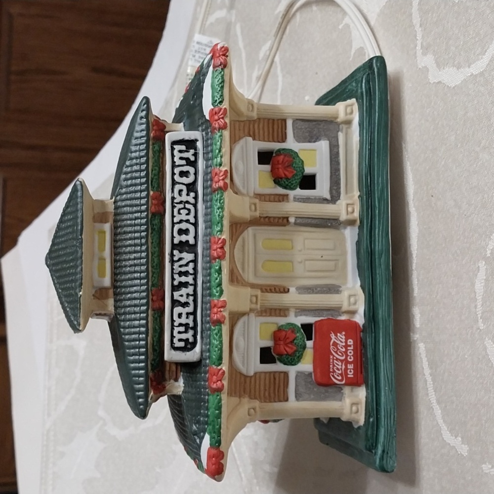 Coca-Cola American Classics Collection NIB 1995 Pemberton Village Train‎ Depot